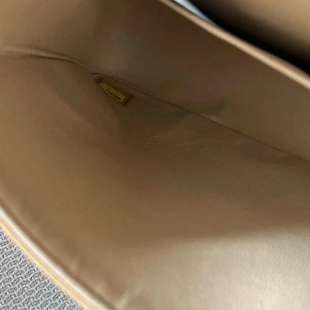 CHANEL Rare Vintage Beige Double Flap Medium - Picture 9 of 14